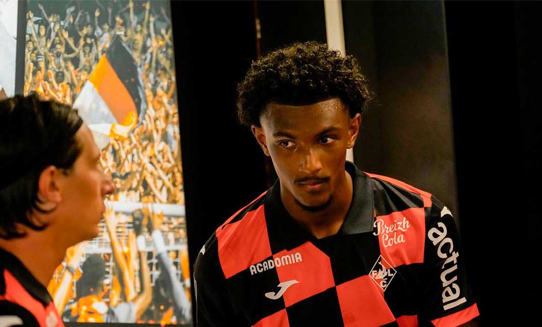 Lire la suite à propos de l’article France/Ligue 1 : Izak AKAKPO a signé Pro au FC Lorient